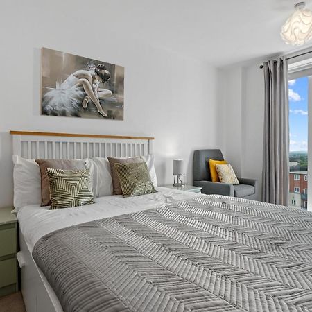 Penthouse Flat In Slough Center Apartment Bagian luar foto