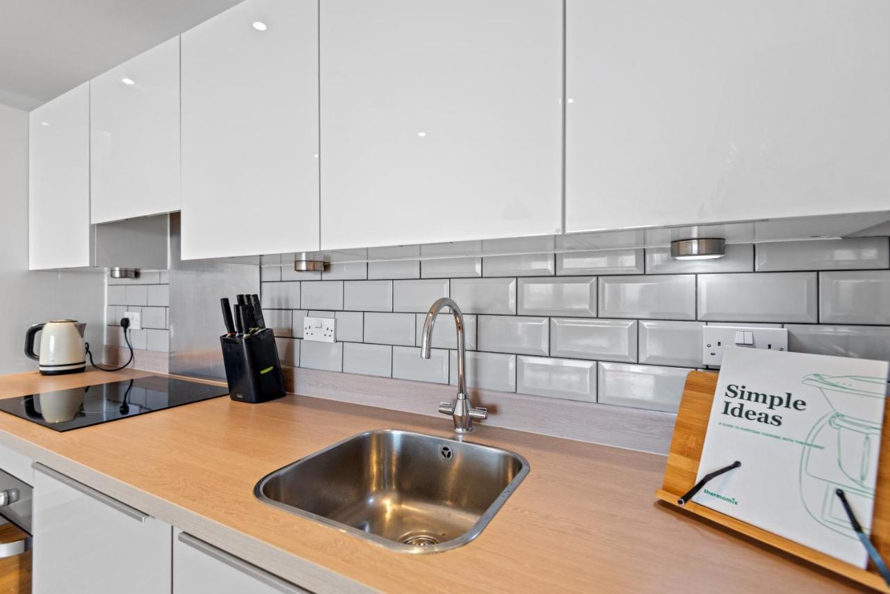 Penthouse Flat In Slough Center Apartment Bagian luar foto
