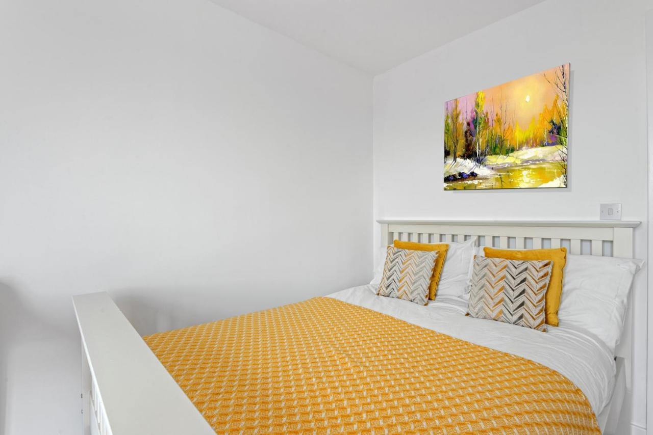 Penthouse Flat In Slough Center Apartment Bagian luar foto