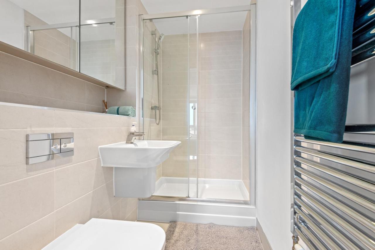 Penthouse Flat In Slough Center Apartment Bagian luar foto